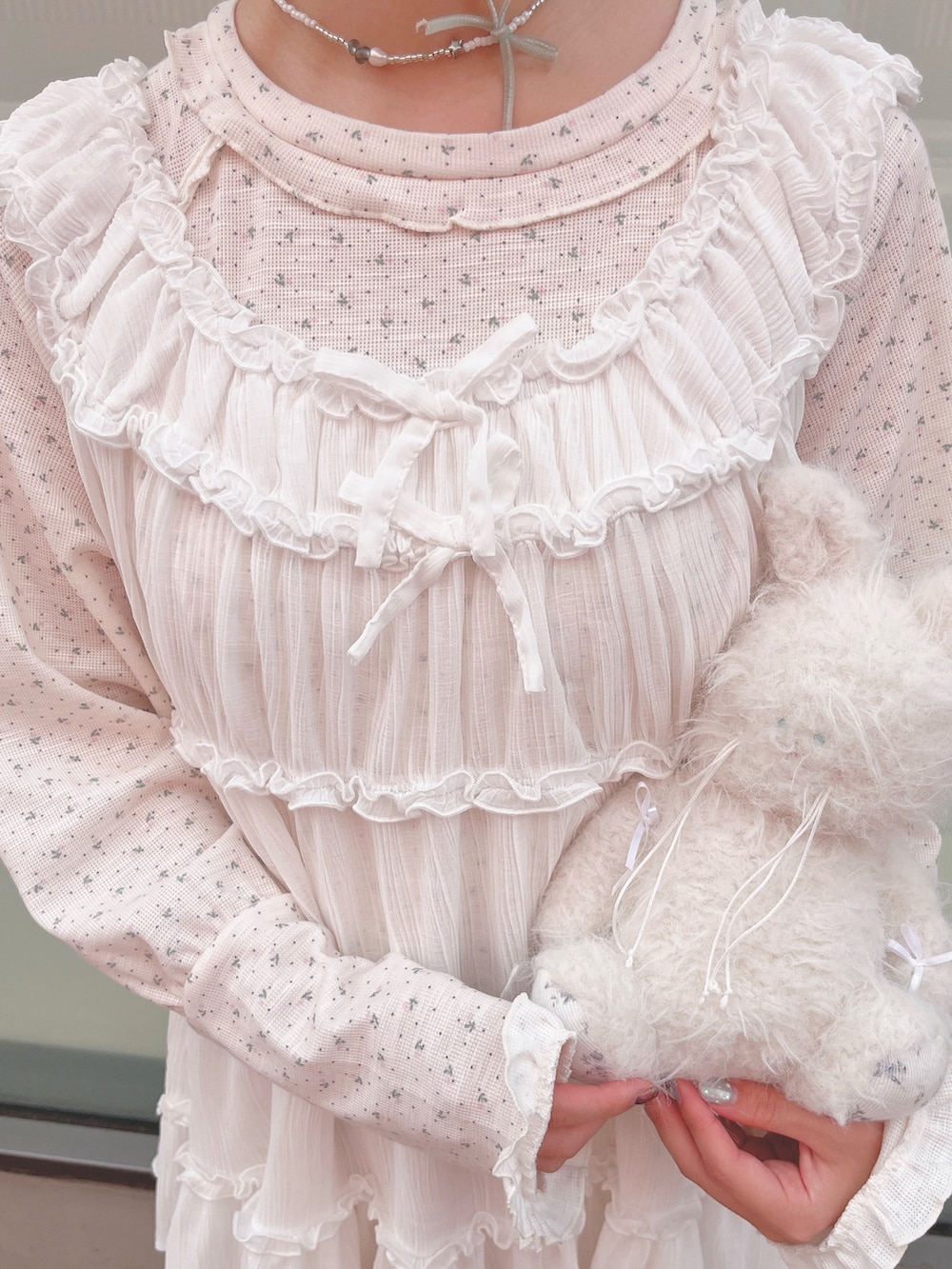ピンク系のワンピース、ホワイト系のシャツ/ブラウス、ホワイト系のショルダーバッグを着用したレディースの夏コーディネートの8枚目の写真