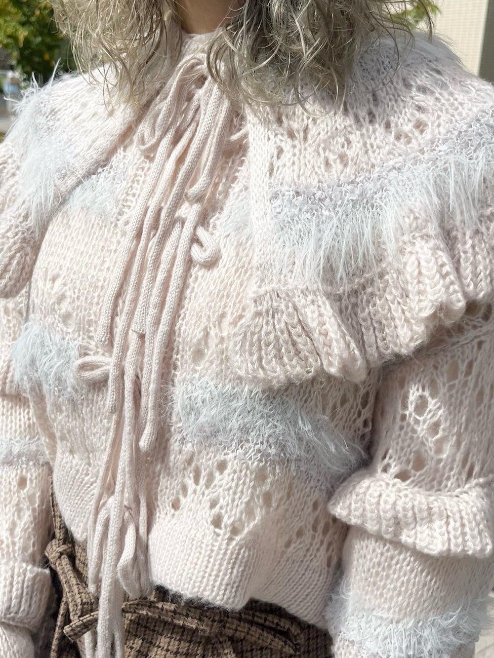 グレー系のカーディガン/ボレロ、ホワイト系のボストンバッグ、ホワイト系のTシャツ/カットソーを着用したレディースの秋コーディネートの6枚目の写真