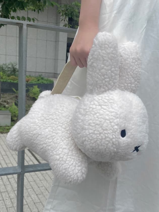 ホワイト系のハンドバッグ、ホワイト系のワンピースを着用したレディースの夏コーディネートの9枚目の写真