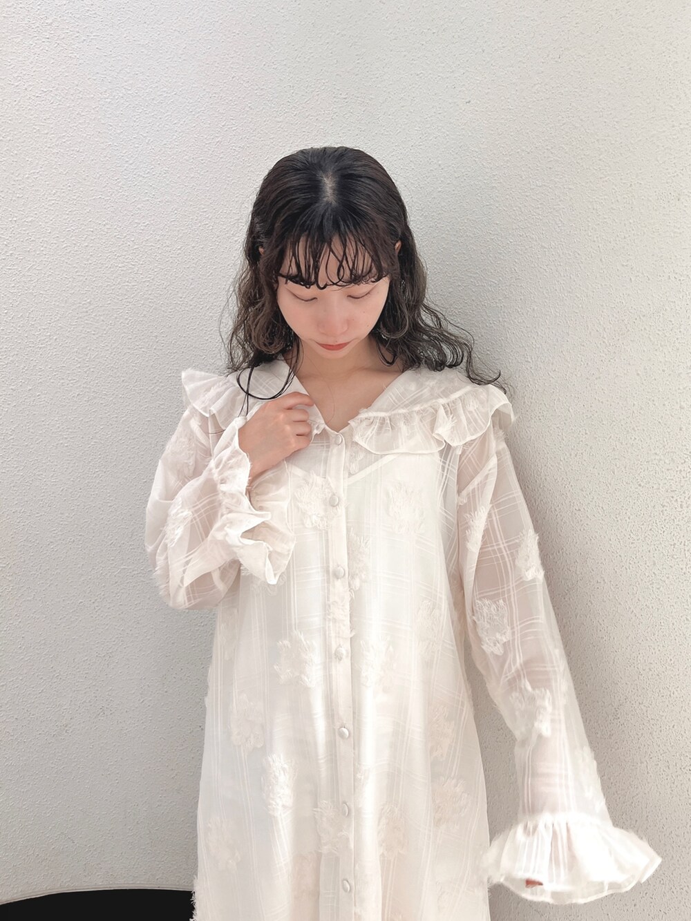 ホワイト系のワンピース、ピンク系のサンダルを着用したレディースの夏コーディネートの4枚目の写真