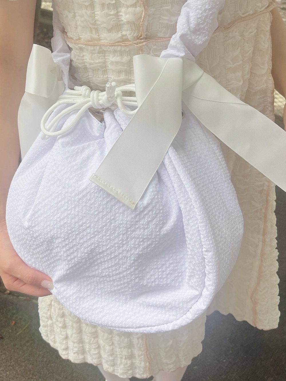 ブルー系のTシャツ/カットソー、ホワイト系のワンピース、ホワイト系のショルダーバッグを着用したレディースの夏コーディネートの8枚目の写真