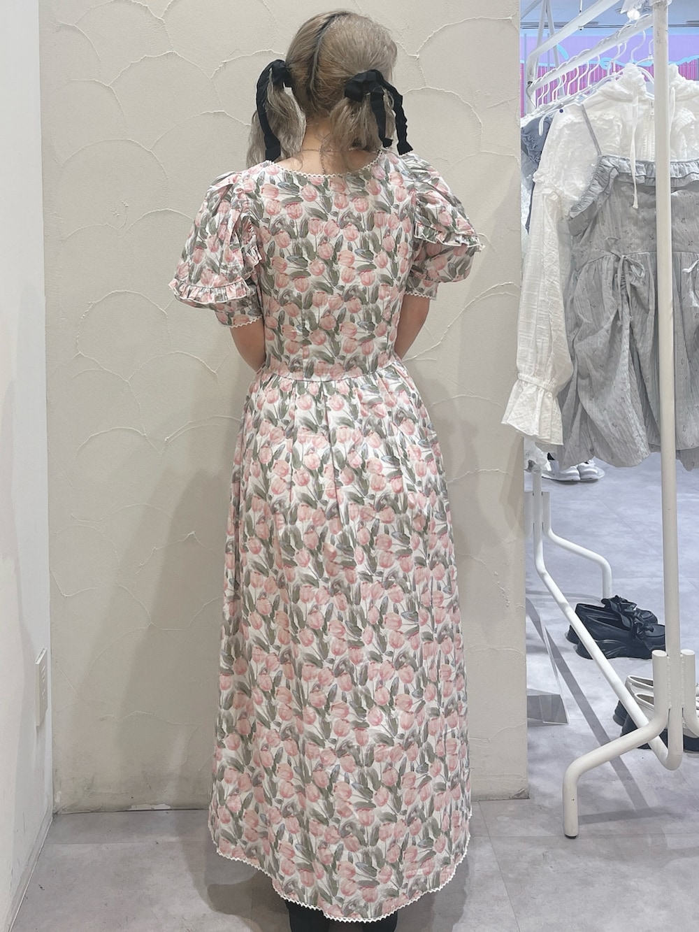 ホワイト系のワンピース、ブラック系のバレエシューズ、グリーン系のチョーカーを着用したレディースの春コーディネートの4枚目の写真