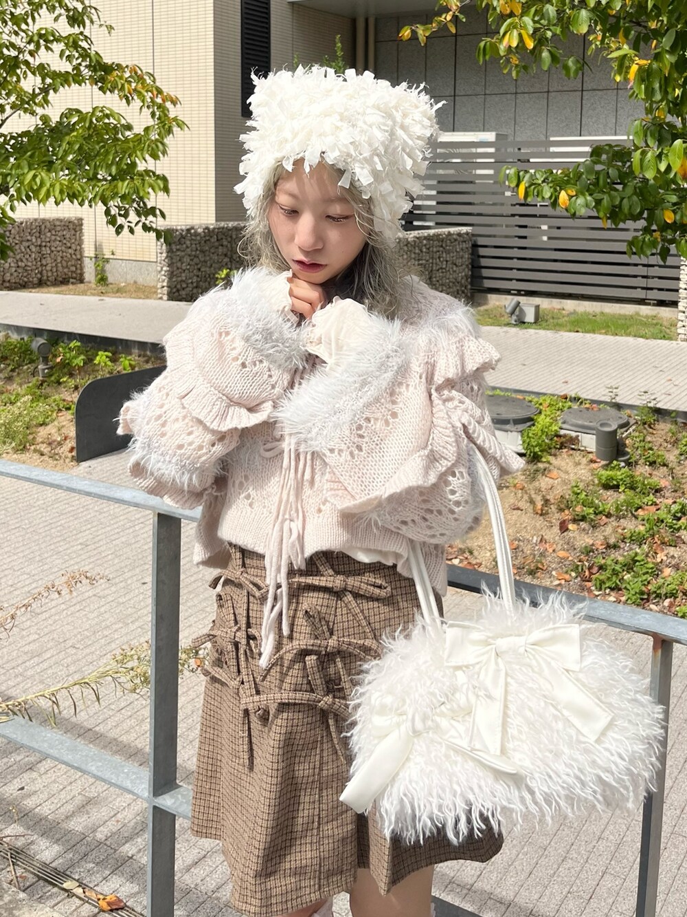 グレー系のカーディガン/ボレロ、ホワイト系のボストンバッグ、ホワイト系のTシャツ/カットソーを着用したレディースの秋コーディネートの5枚目の写真