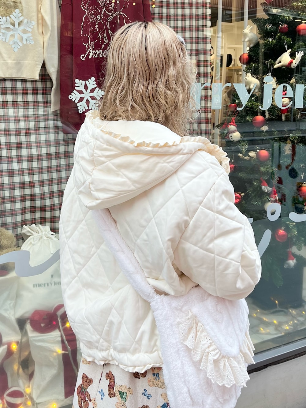 ホワイト系のダウンジャケット/コート、ホワイト系のショルダーバッグ、ホワイト系のニット/セーターを着用したレディースの冬コーディネートの6枚目の写真