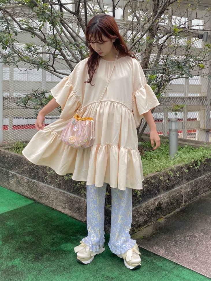 ブルー系のその他パンツ、ホワイト系のスニーカー、ピンク系のショルダーバッグを着用したレディースの春コーディネートの2枚目の写真