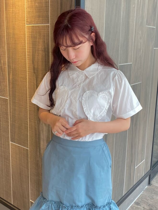 ホワイト系のサンダル、ブルー系のスカート、ホワイト系のシャツ/ブラウスを着用したレディースの夏コーディネートの4枚目の写真