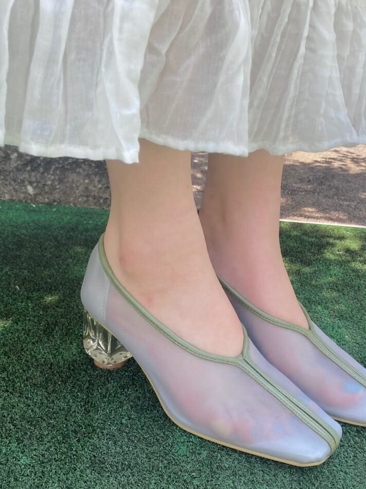 ホワイト系のワンピース、ブルー系のパンプスを着用したレディースの夏コーディネートの8枚目の写真