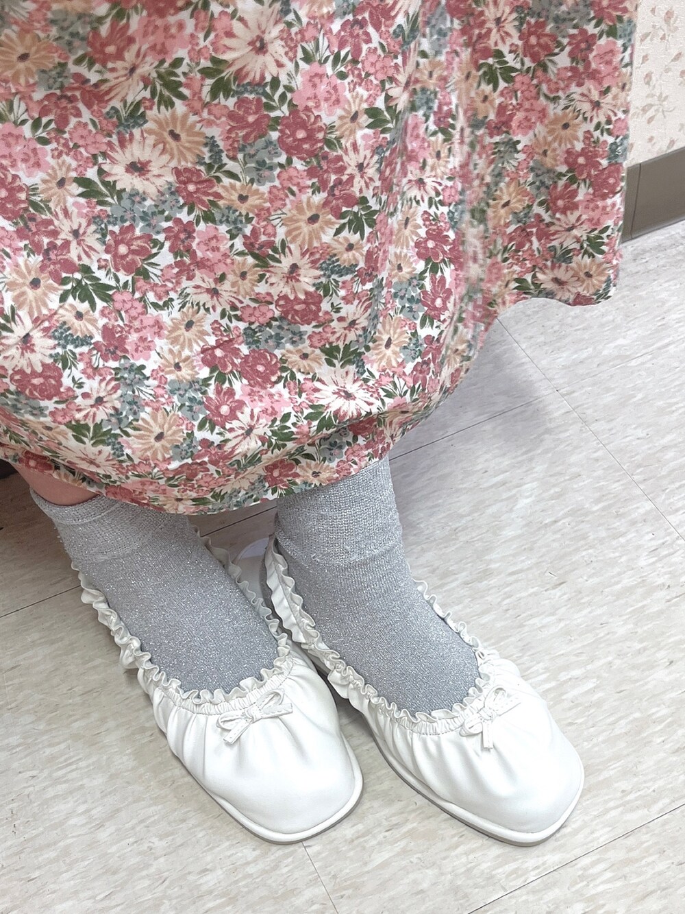 ピンク系のワンピース、ピンク系のショルダーバッグ、ホワイト系のパンプスを着用したレディースの春コーディネートの9枚目の写真