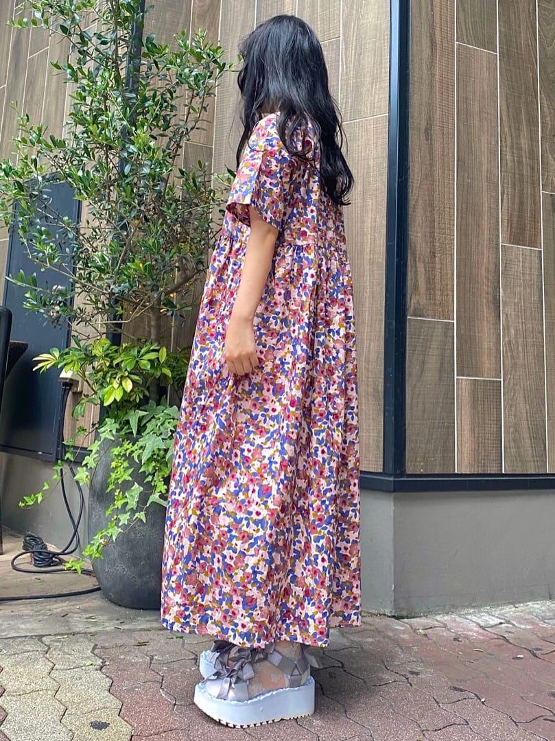 ブルー系のワンピースを着用したレディースの夏コーディネートの2枚目の写真