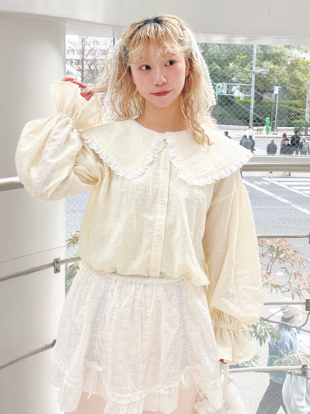 イエロー系のシャツ/ブラウス、ホワイト系のスカート、ピンク系のスウェットパンツを着用したレディースの冬コーディネートの7枚目の写真