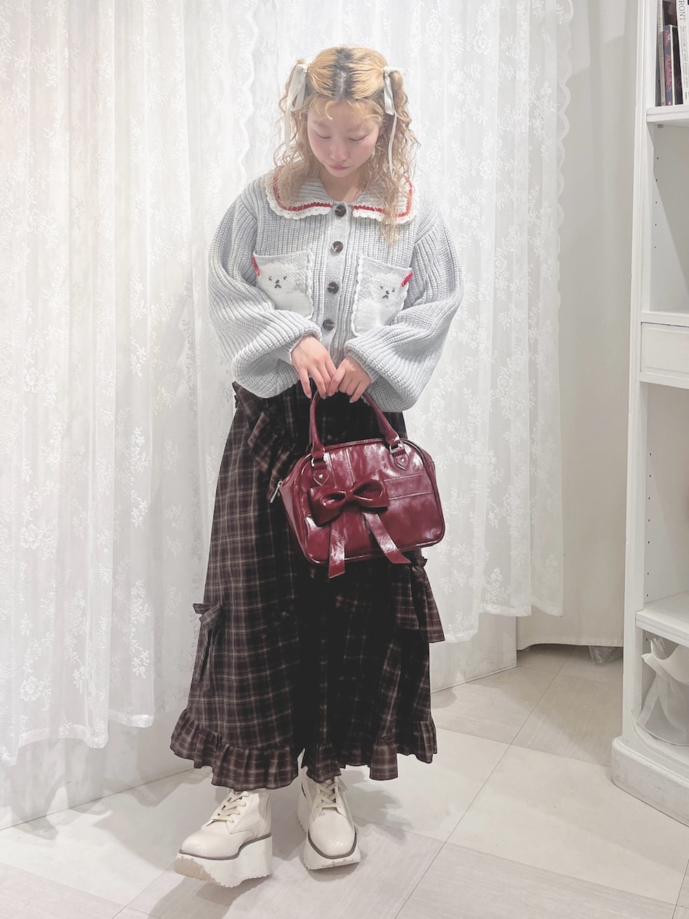 グレー系のカーディガン/ボレロ、レッド系のスカート、レッド系のハンドバッグを着用したレディースの夏コーディネートの2枚目の写真