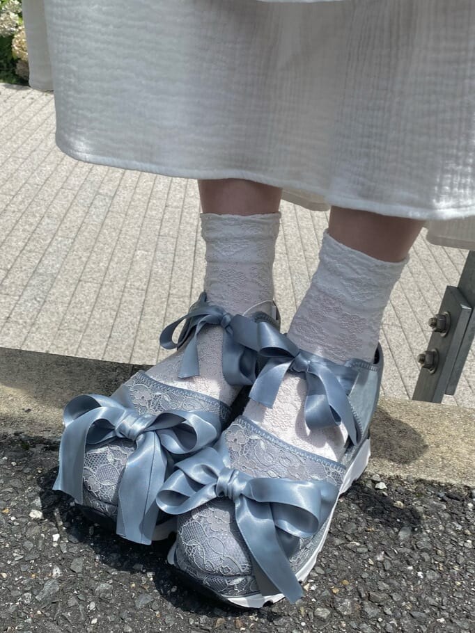 ホワイト系のスカートを着用したレディースの夏コーディネートの7枚目の写真