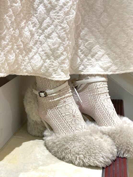 ホワイト系のワンピース、ホワイト系のパンプス、ピンク系のニット/セーターを着用したレディースの秋コーディネートの5枚目の写真