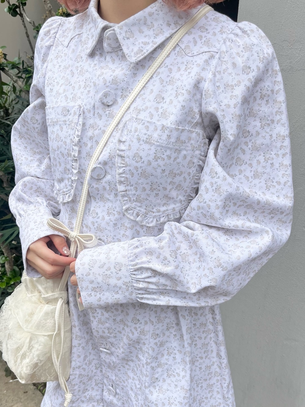 ホワイト系のワンピース、ホワイト系のショルダーバッグ、ベージュ系のローファーを着用したレディースの夏コーディネートの5枚目の写真