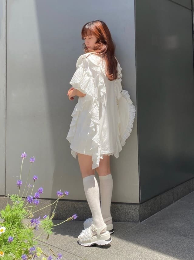 ホワイト系のチュニック、ホワイト系のその他パンツ、ホワイト系のサンダルを着用したレディースの春コーディネートの2枚目の写真