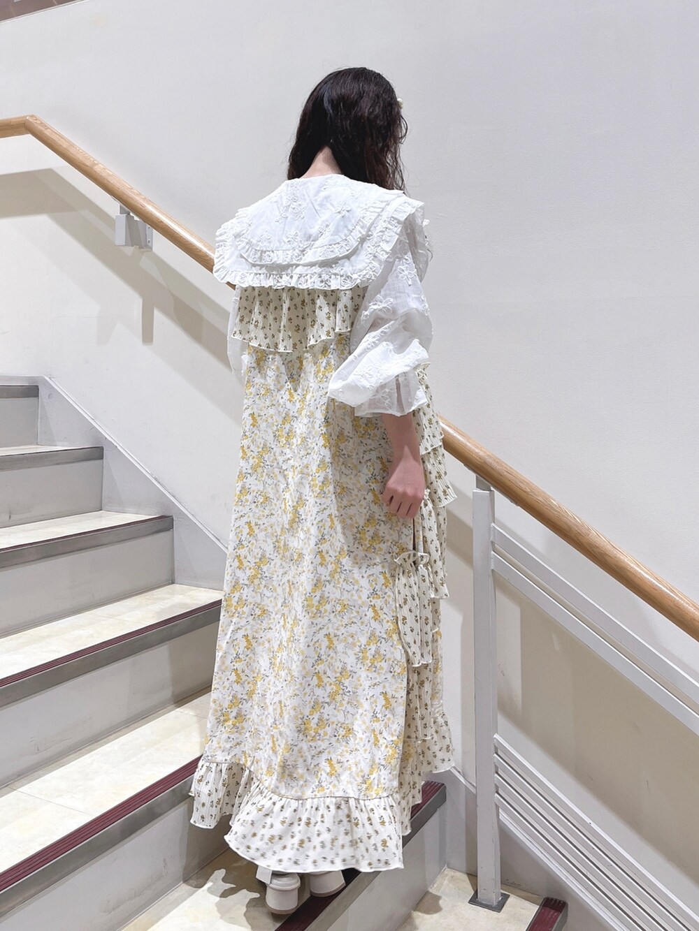 ホワイト系のシャツ/ブラウス、その他のワンピース、ホワイト系のパンプスを着用したレディースの春コーディネートの3枚目の写真