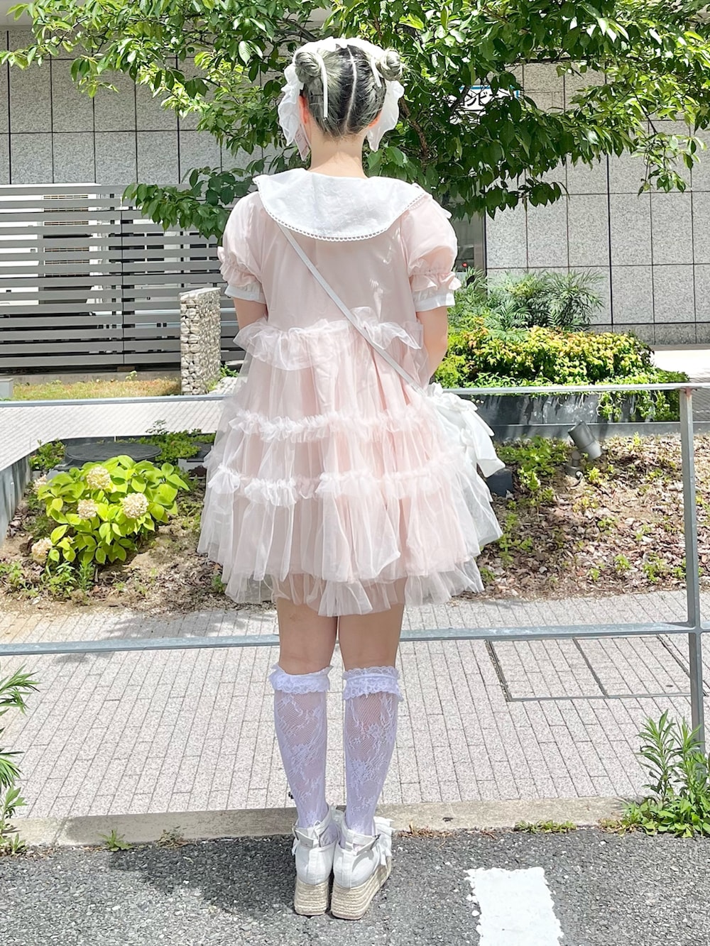 ホワイト系のシャツ/ブラウス、ピンク系のワンピース、ホワイト系のショルダーバッグを着用したレディースの夏コーディネートの3枚目の写真