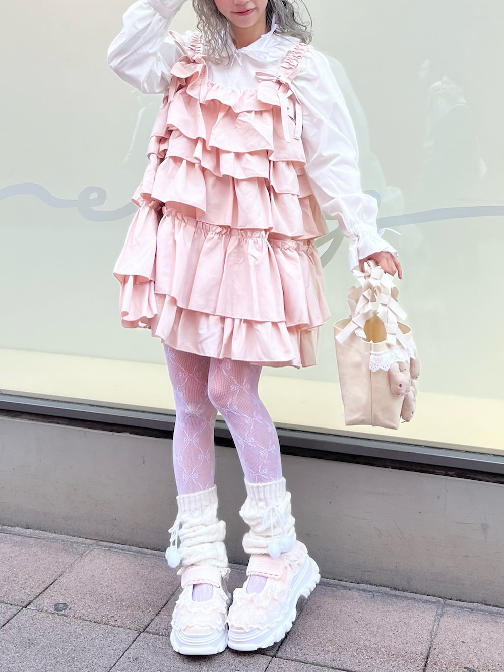 ホワイト系のシャツ/ブラウス、ピンク系のワンピース、ホワイト系のハンドバッグを着用したレディースの秋コーディネートの4枚目の写真