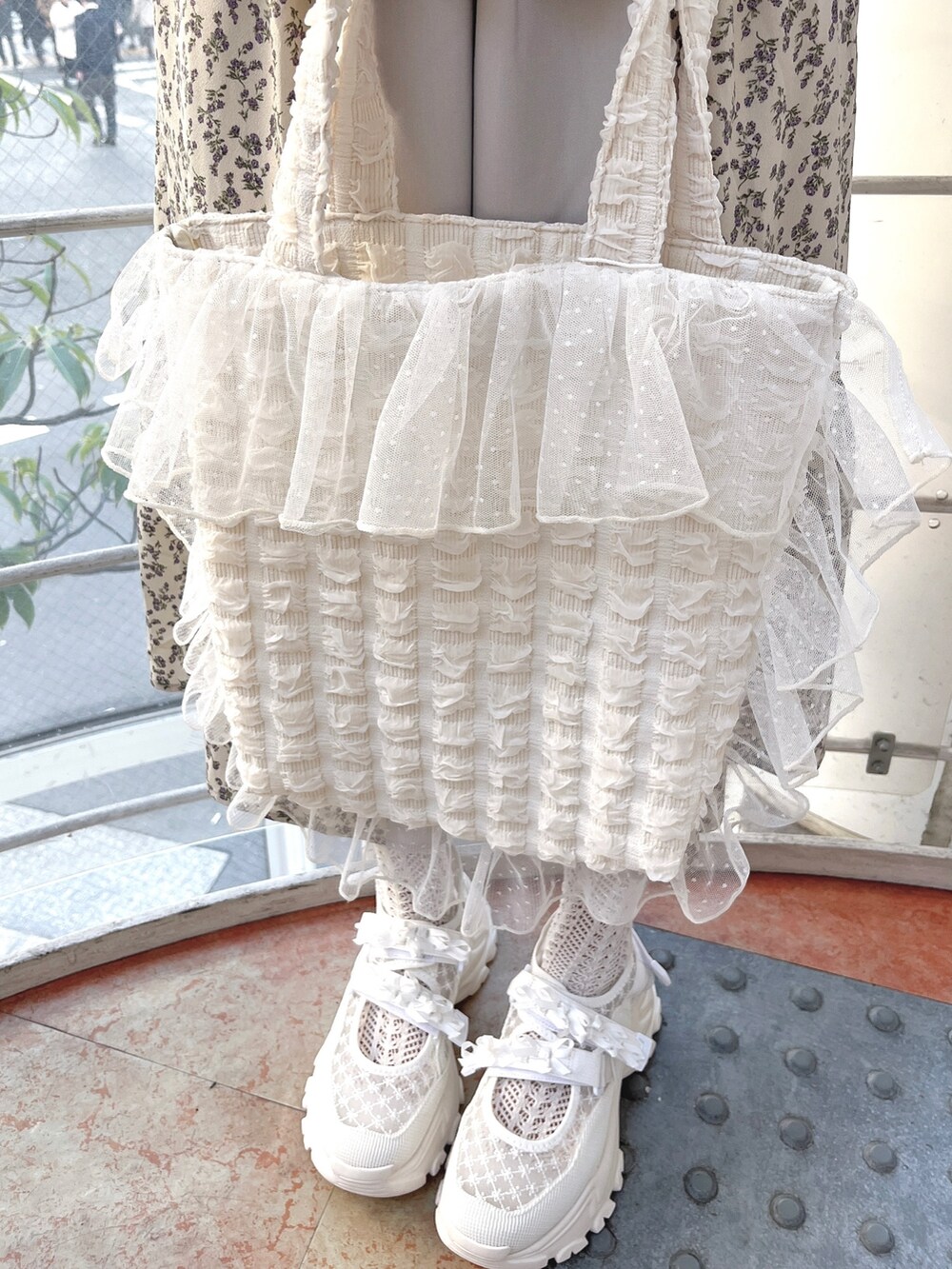 ブルー系のワンピース、ホワイト系のカーディガン/ボレロ、ホワイト系のトートバッグを着用したレディースの冬コーディネートの9枚目の写真