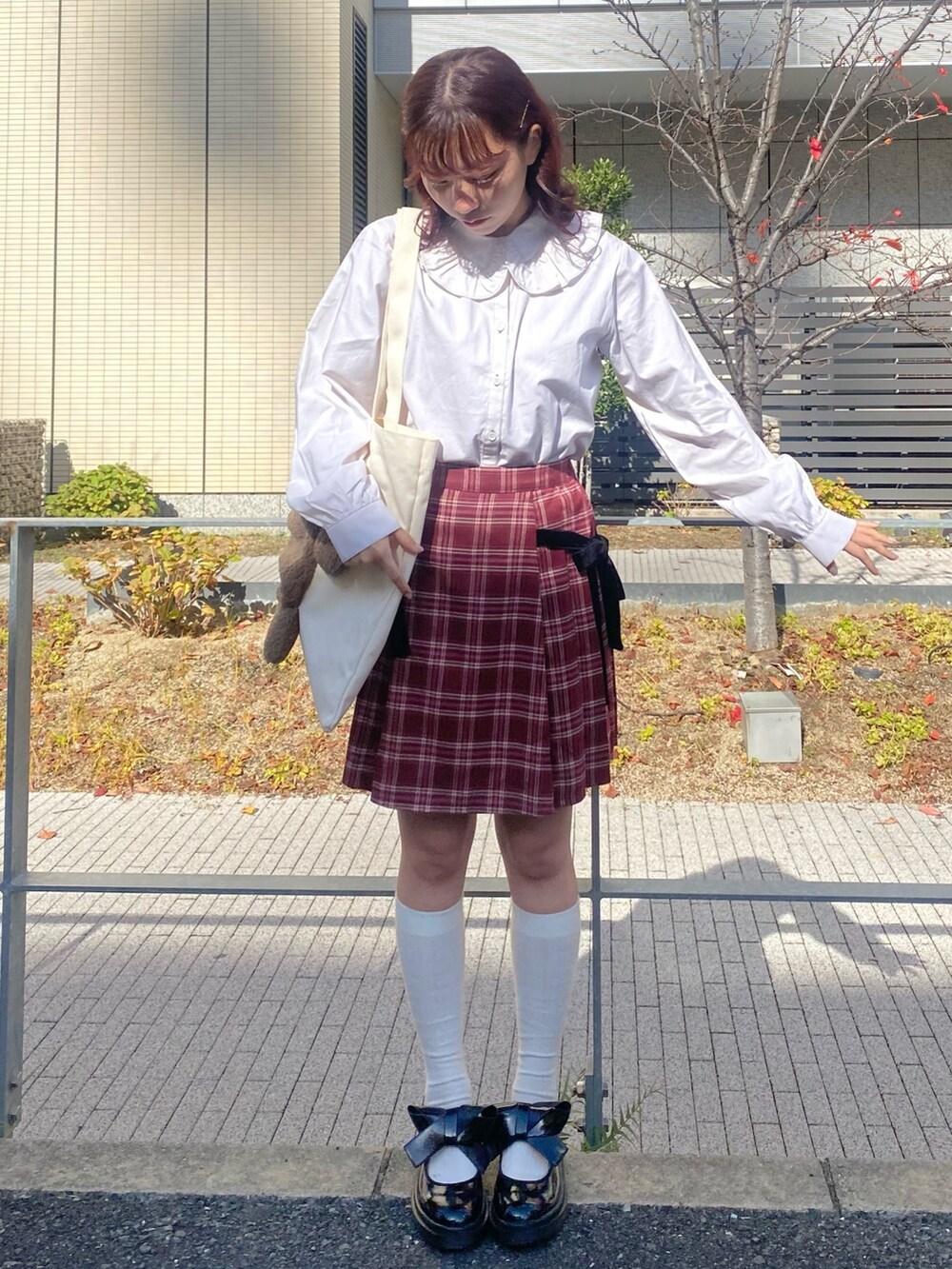 ブラック系のその他アウター、ホワイト系のシャツ/ブラウス、レッド系のスカートを着用したレディースの秋コーディネートの3枚目の写真