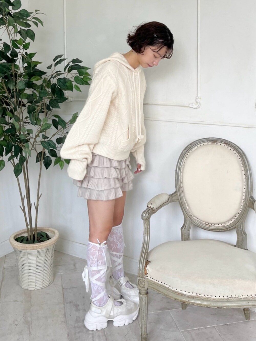 ブルー系のブルゾン、ホワイト系のニット/セーター、ベージュ系のスウェットパンツを着用したレディースの秋コーディネートの7枚目の写真