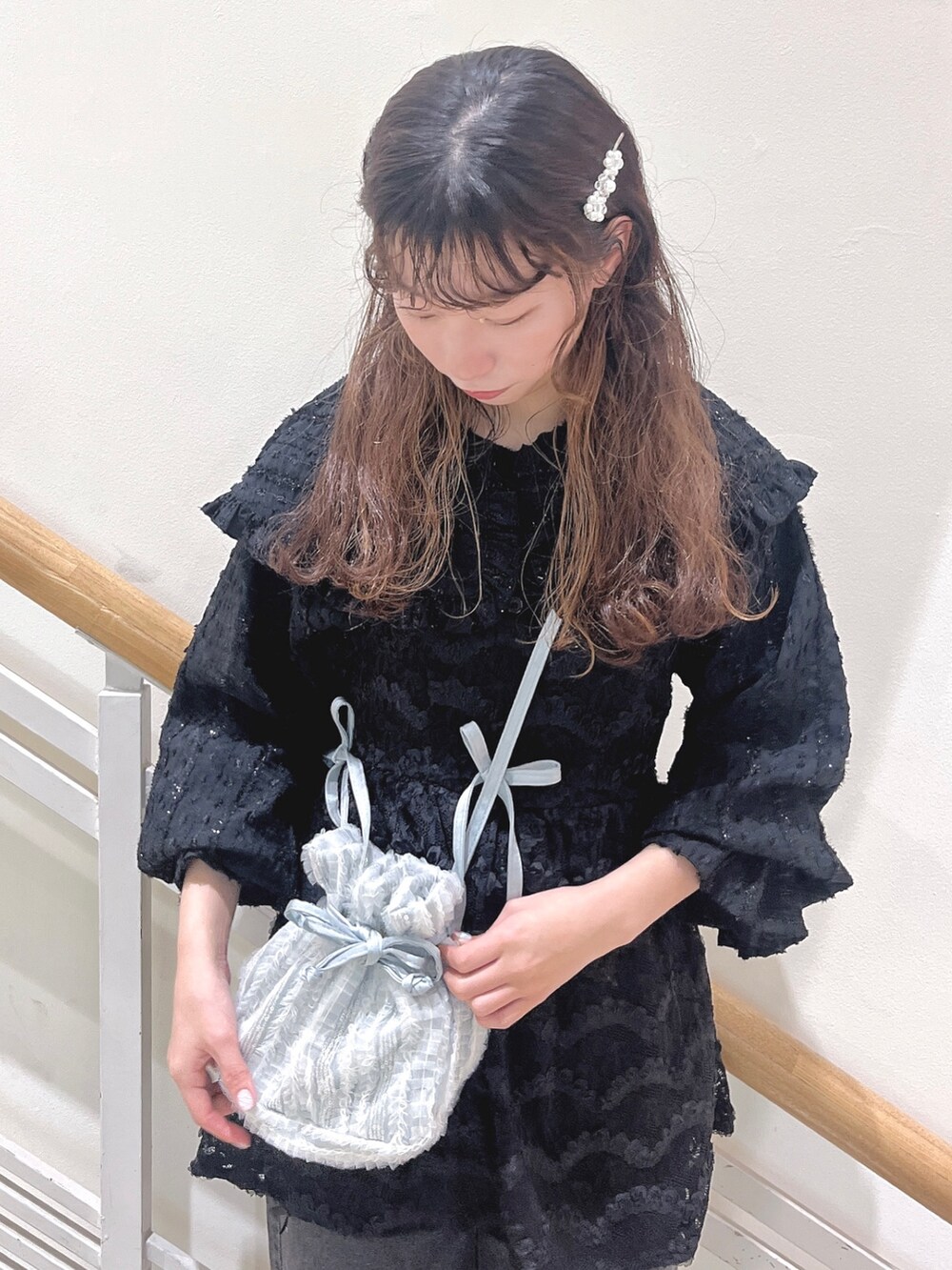 ブラック系のシャツ/ブラウス、ブラック系のキャミソール、ブルー系のショルダーバッグを着用したレディースの春コーディネートの5枚目の写真