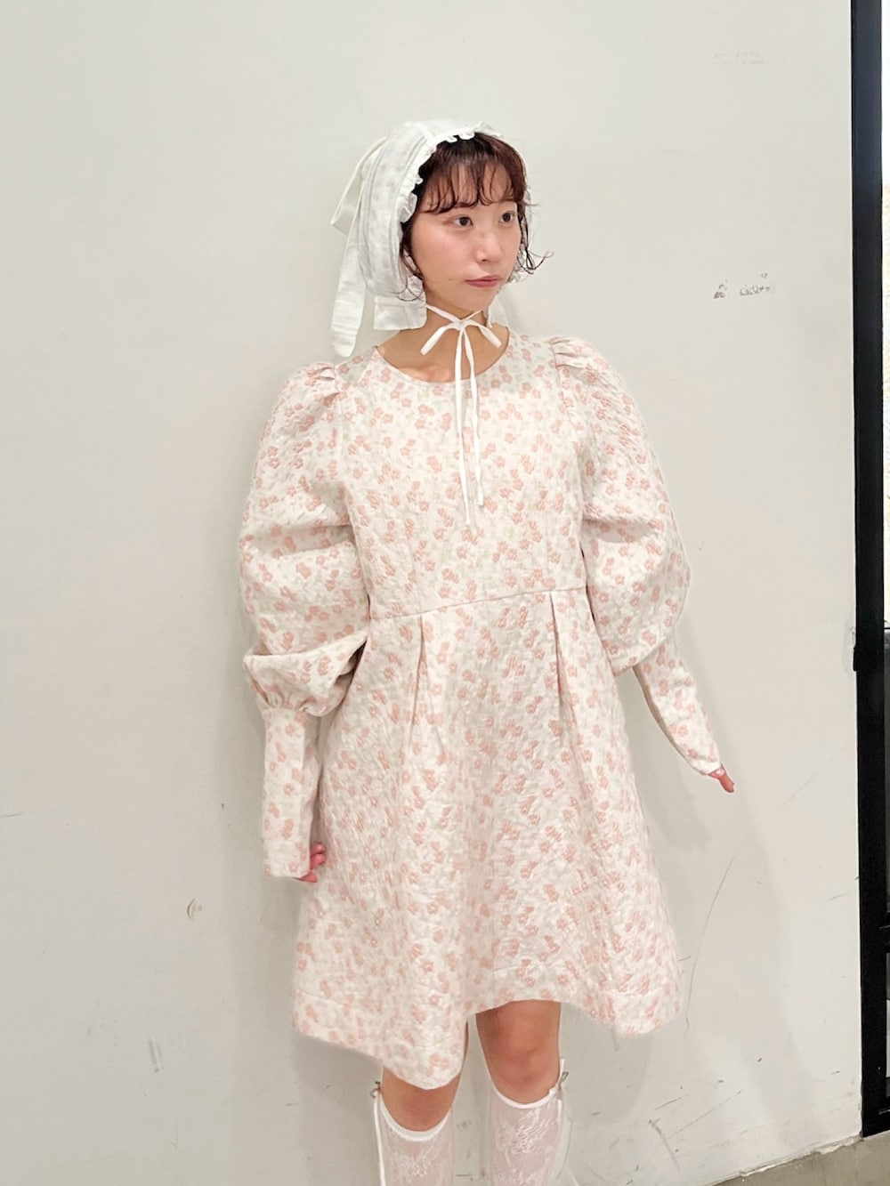 ピンク系のワンピース、ホワイト系のバレエシューズ、ホワイト系のその他ヘアアクセサリーを着用したレディースの冬コーディネートの5枚目の写真