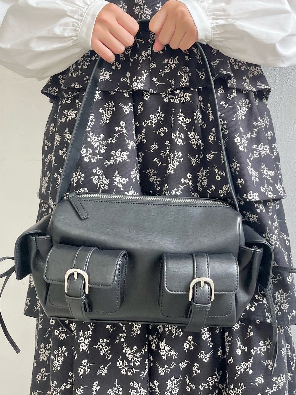 ブラック系のショルダーバッグ、ホワイト系のシャツ/ブラウス、ブラック系のワンピースを着用したレディースの秋コーディネートの9枚目の写真