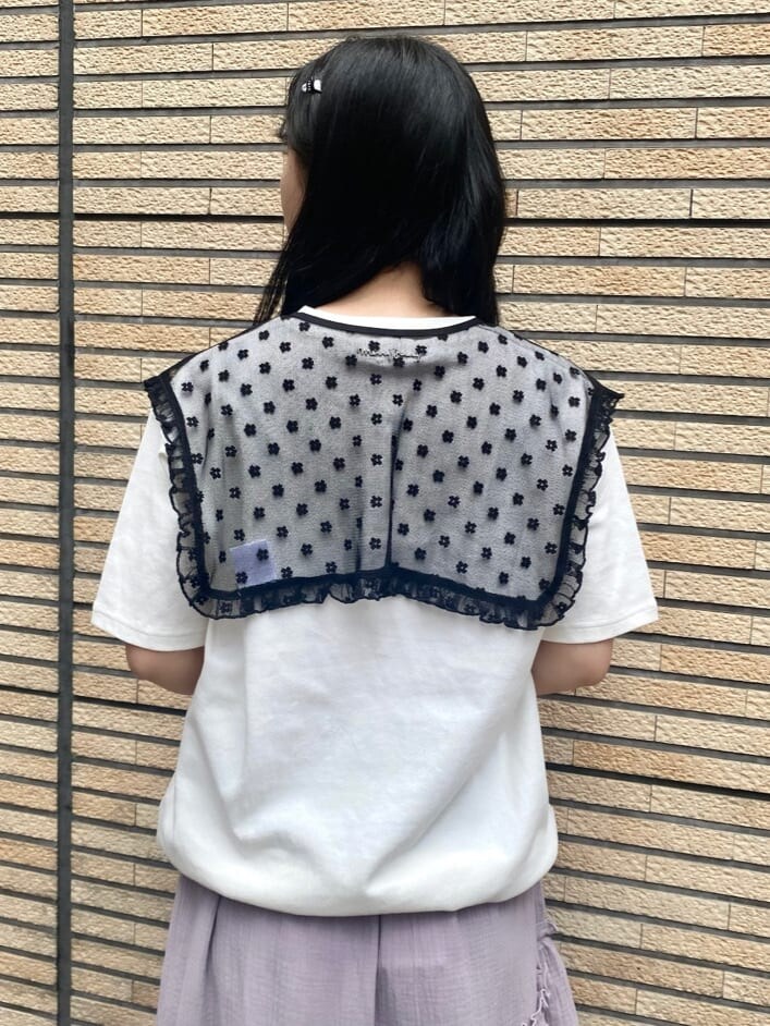 ホワイト系のTシャツ/カットソー、パープル系のスカートを着用したレディースの夏コーディネートの6枚目の写真