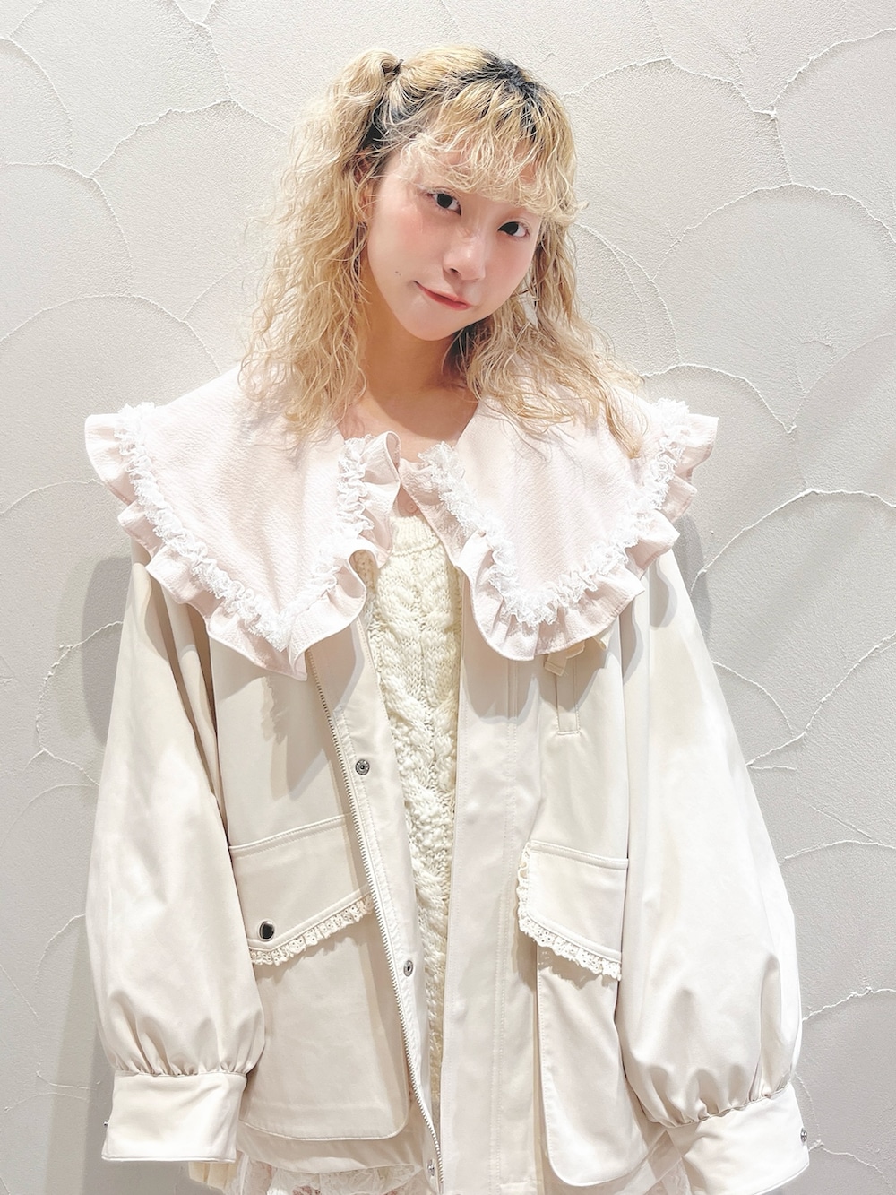 ピンク系のシャツ/ブラウス、ホワイト系のその他パンツ、ホワイト系のブルゾンを着用したレディースの冬コーディネートの7枚目の写真