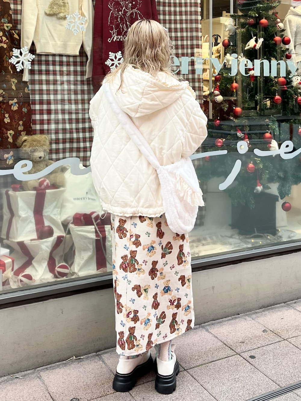 ホワイト系のダウンジャケット/コート、ホワイト系のショルダーバッグ、ホワイト系のニット/セーターを着用したレディースの冬コーディネートの3枚目の写真