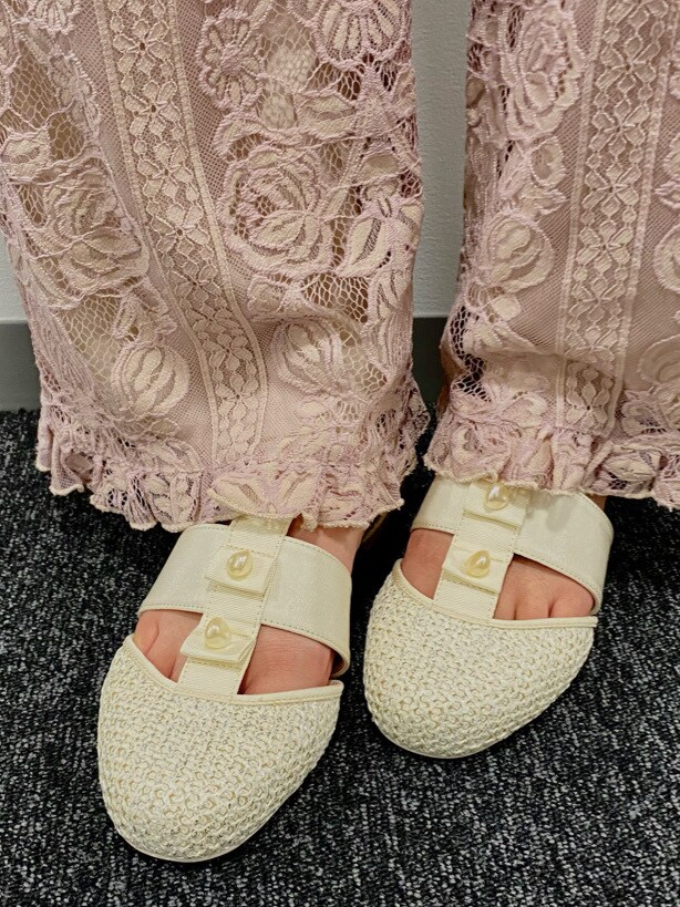 パープル系のその他パンツ、ホワイト系のパンプスを着用したレディースの春コーディネートの6枚目の写真