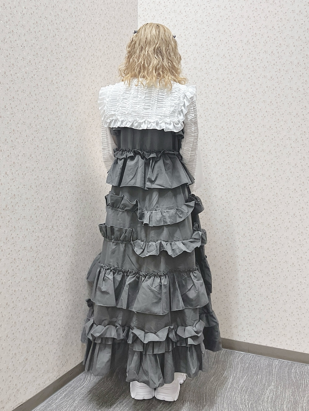 ホワイト系のシャツ/ブラウス、グレー系のワンピース、ホワイト系のハンドバッグを着用したレディースの夏コーディネートの3枚目の写真