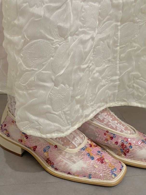 ホワイト系のワンピース、ブルー系のTシャツ/カットソー、ピンク系のパンプスを着用したレディースの春コーディネートの6枚目の写真