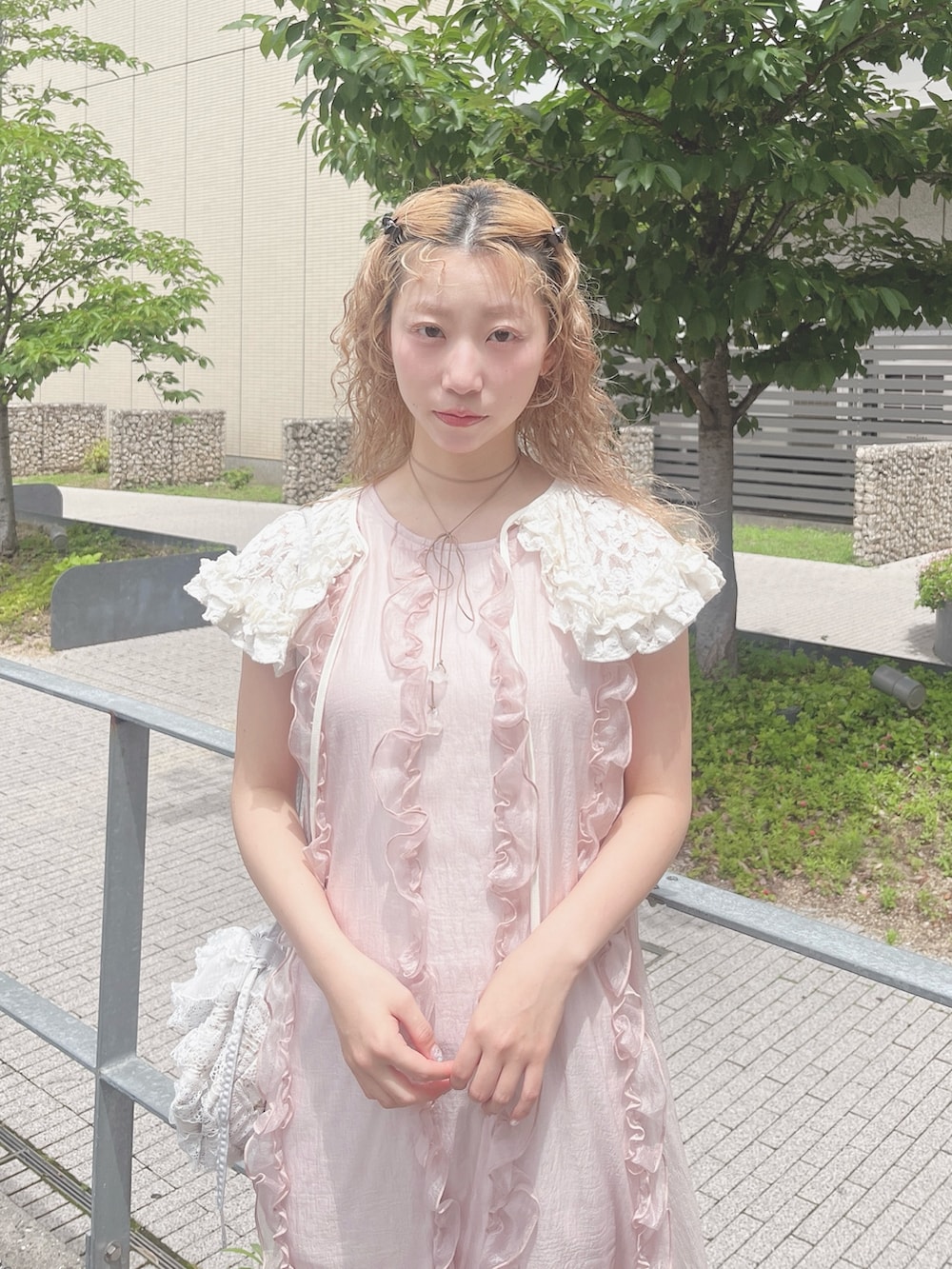 ピンク系のワンピース、ホワイト系のバレエシューズ、ブルー系のショルダーバッグを着用したレディースの夏コーディネートの4枚目の写真