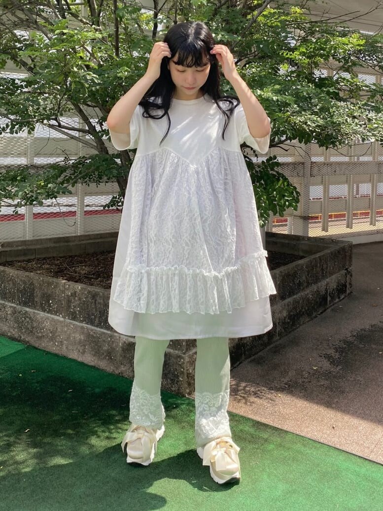 ホワイト系のスニーカー、グリーン系のその他パンツ、ホワイト系のワンピースを着用したレディースの夏コーディネートの2枚目の写真