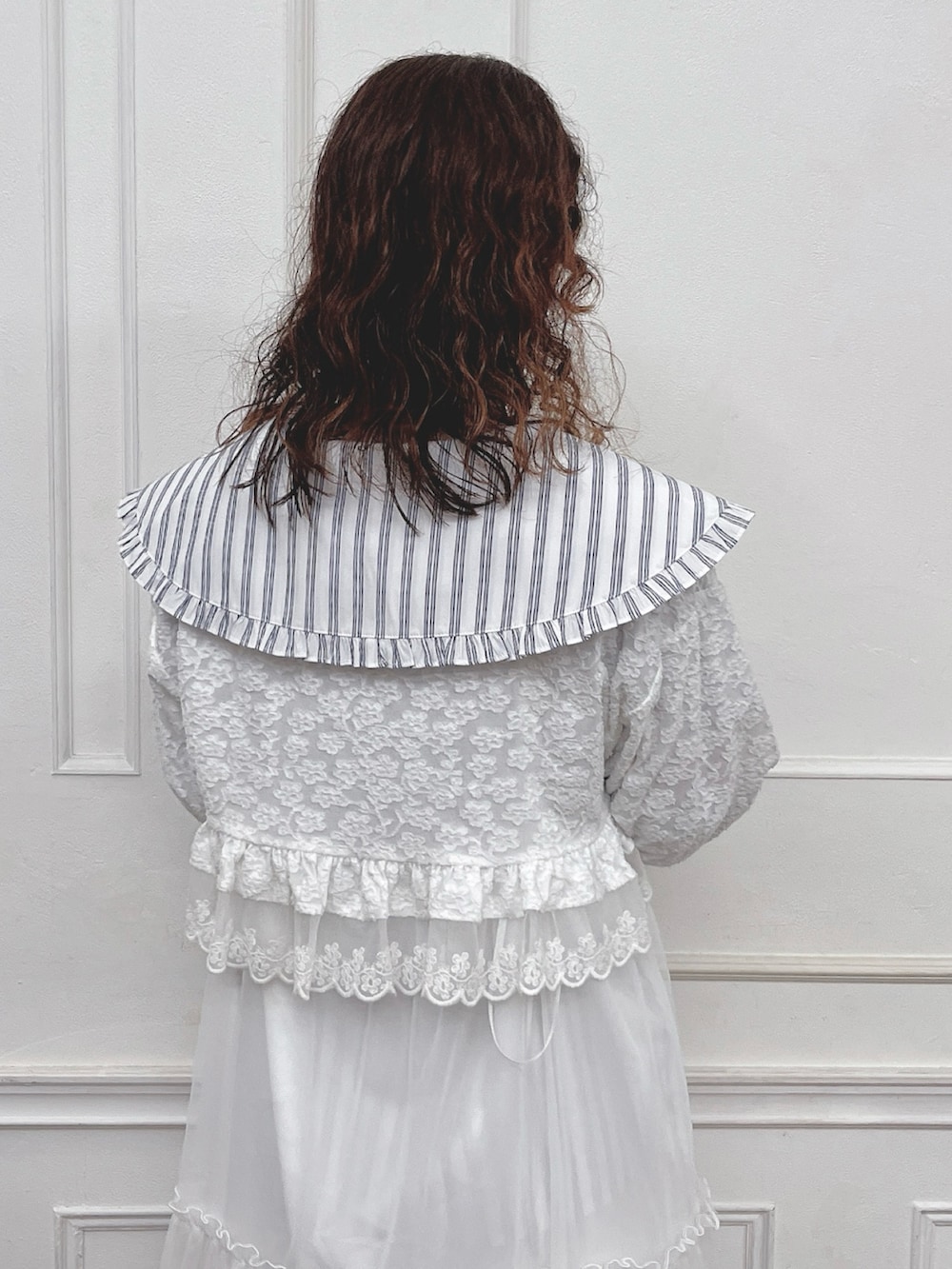 ホワイト系のシャツ/ブラウス、ホワイト系のシャツ/ブラウス、ホワイト系のワンピースを着用したレディースの夏コーディネートの4枚目の写真