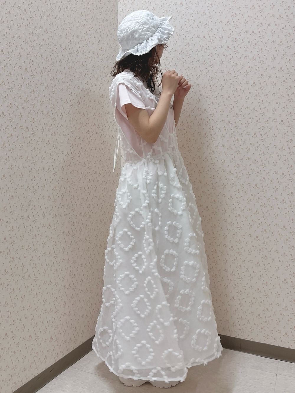 ピンク系のTシャツ/カットソー、ホワイト系のジャンパースカート、ホワイト系のスニーカーを着用したレディースの夏コーディネートの3枚目の写真