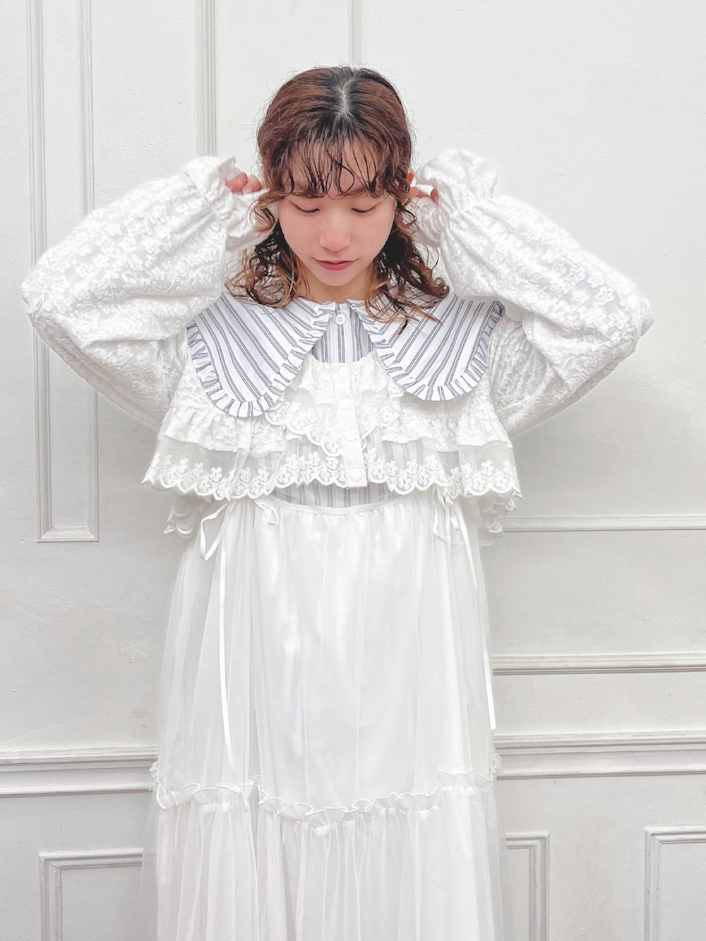 ホワイト系のシャツ/ブラウス、ホワイト系のシャツ/ブラウス、ホワイト系のワンピースを着用したレディースの夏コーディネートの3枚目の写真