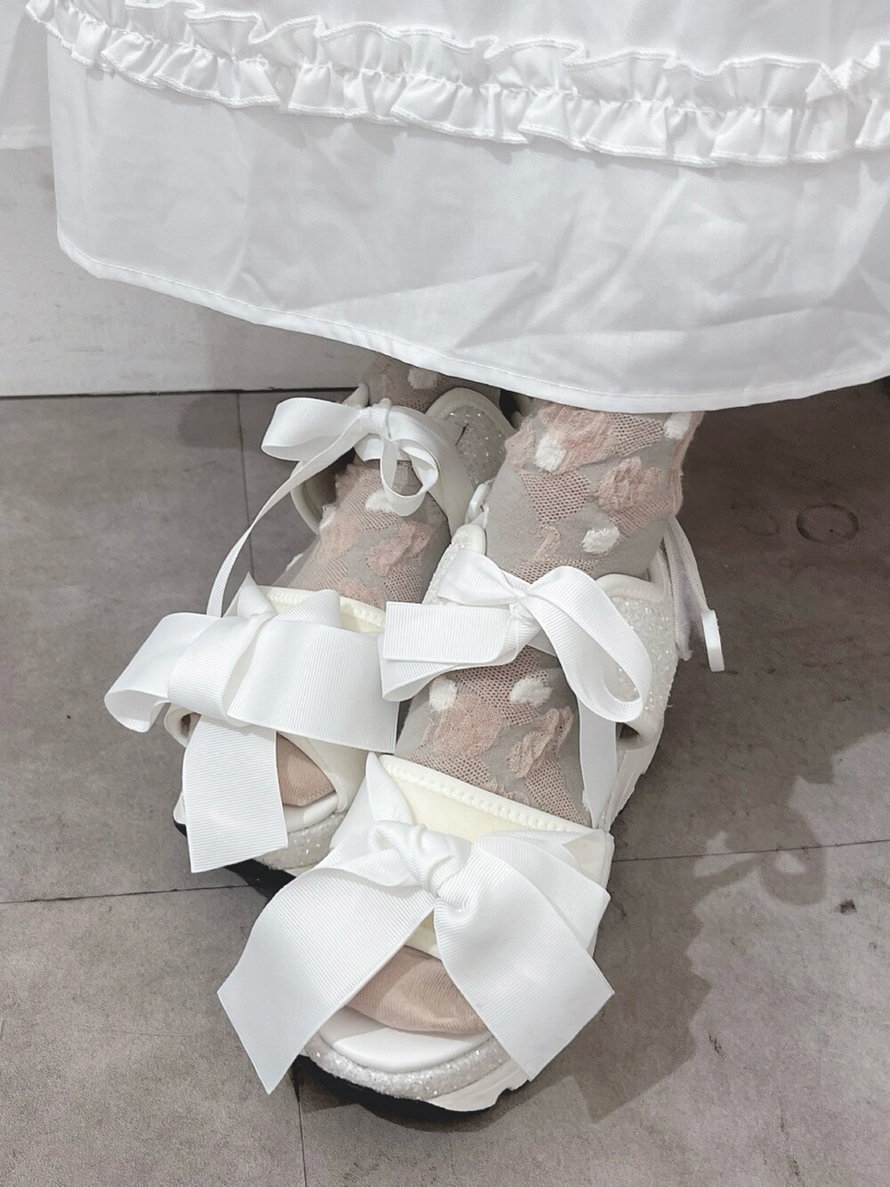 ホワイト系のワンピース、ホワイト系のサンダル、ピンク系の付け襟を着用したレディースの夏コーディネートの8枚目の写真