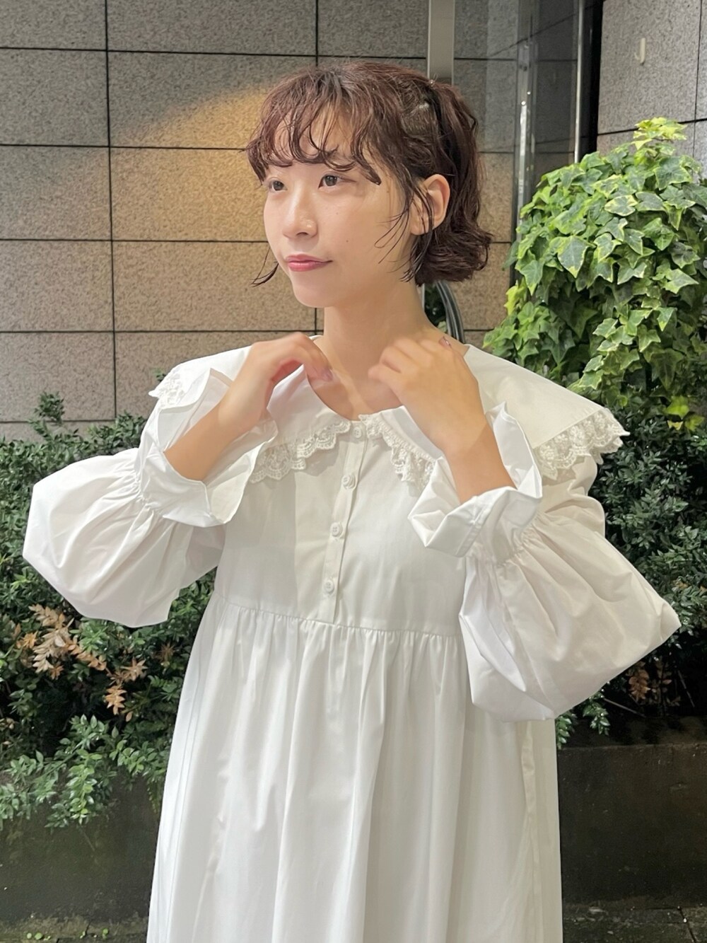 レッド系のカーディガン/ボレロ、ホワイト系のワンピース、レッド系のバレエシューズを着用したレディースの秋コーディネートの9枚目の写真