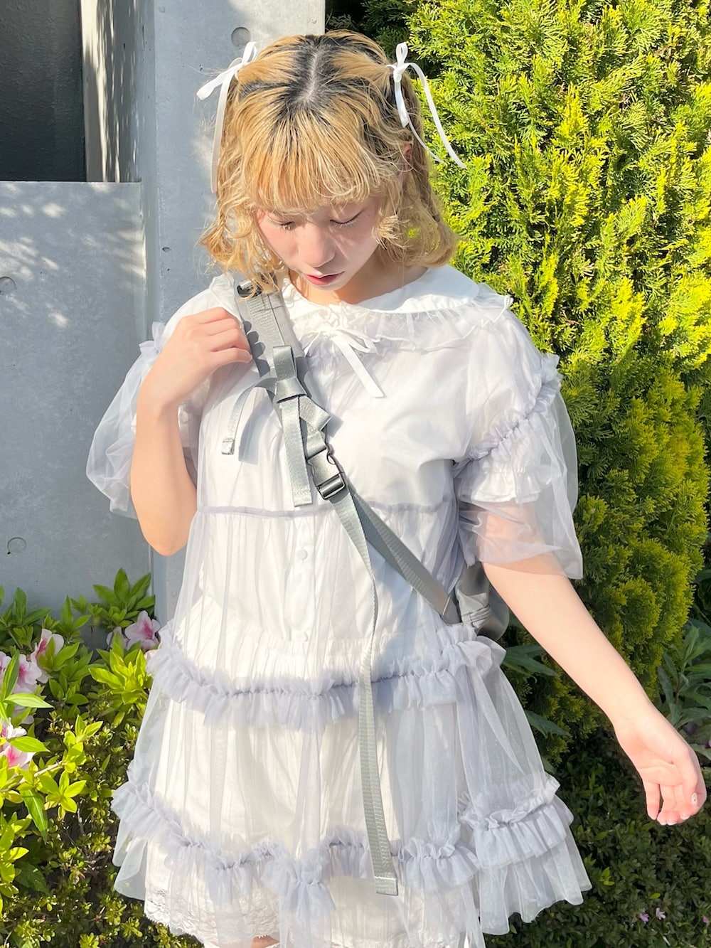 ブルー系のシャツ/ブラウス、ホワイト系のシャツ/ブラウス、ホワイト系のその他パンツを着用したレディースの春コーディネートの7枚目の写真