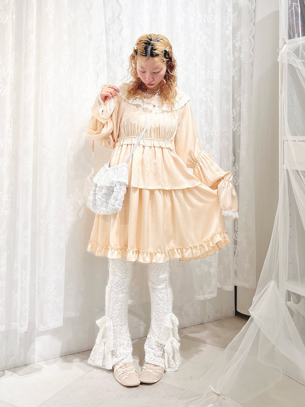 ピンク系のワンピース、ブルー系のショルダーバッグ、ホワイト系のその他パンツを着用したレディースの夏コーディネートの2枚目の写真