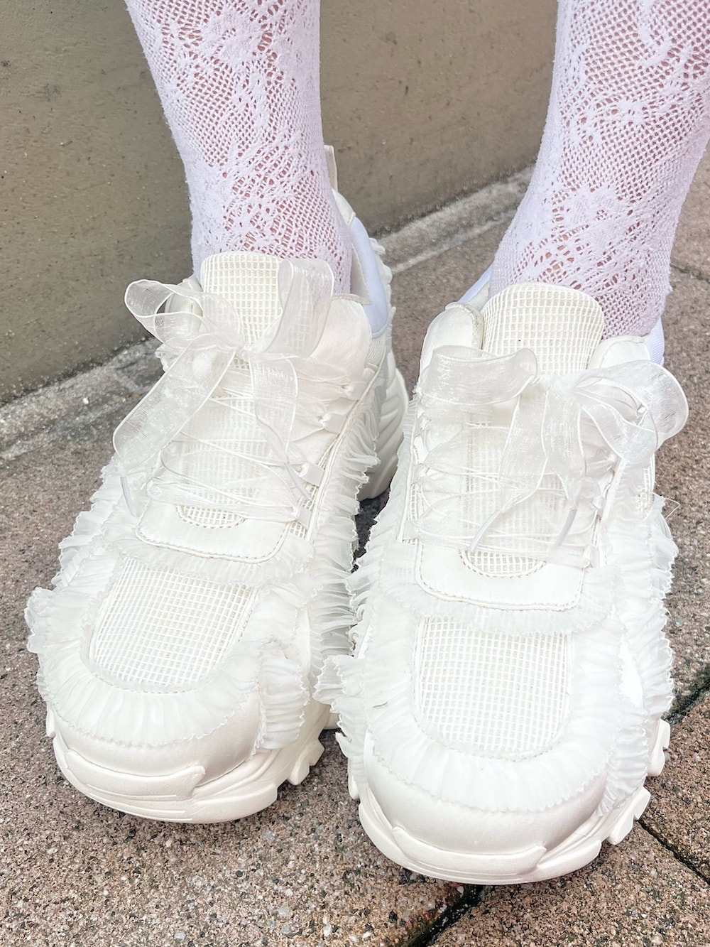 ホワイト系のシャツ/ブラウス、ブルー系のワンピース、ホワイト系のショルダーバッグを着用したレディースの春コーディネートの10枚目の写真