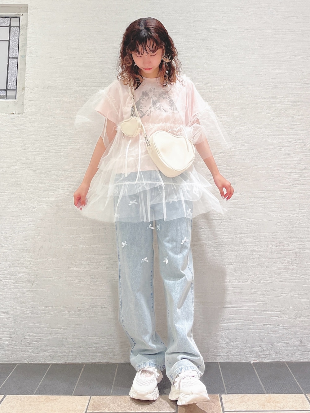 ブルー系のデニムパンツ、ピンク系のTシャツ/カットソー、ホワイト系のTシャツ/カットソーを着用したレディースの夏コーディネートの2枚目の写真