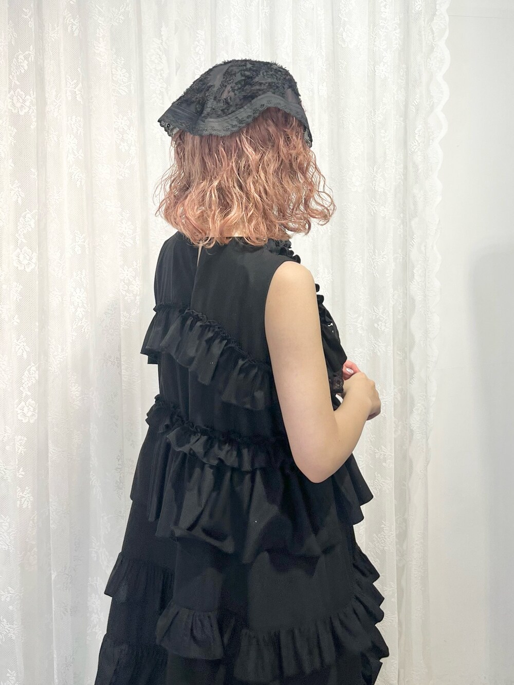 ブラック系のワンピース、ブラック系のサンダル、ブラック系のその他ヘアアクセサリーを着用したレディースの夏コーディネートの5枚目の写真