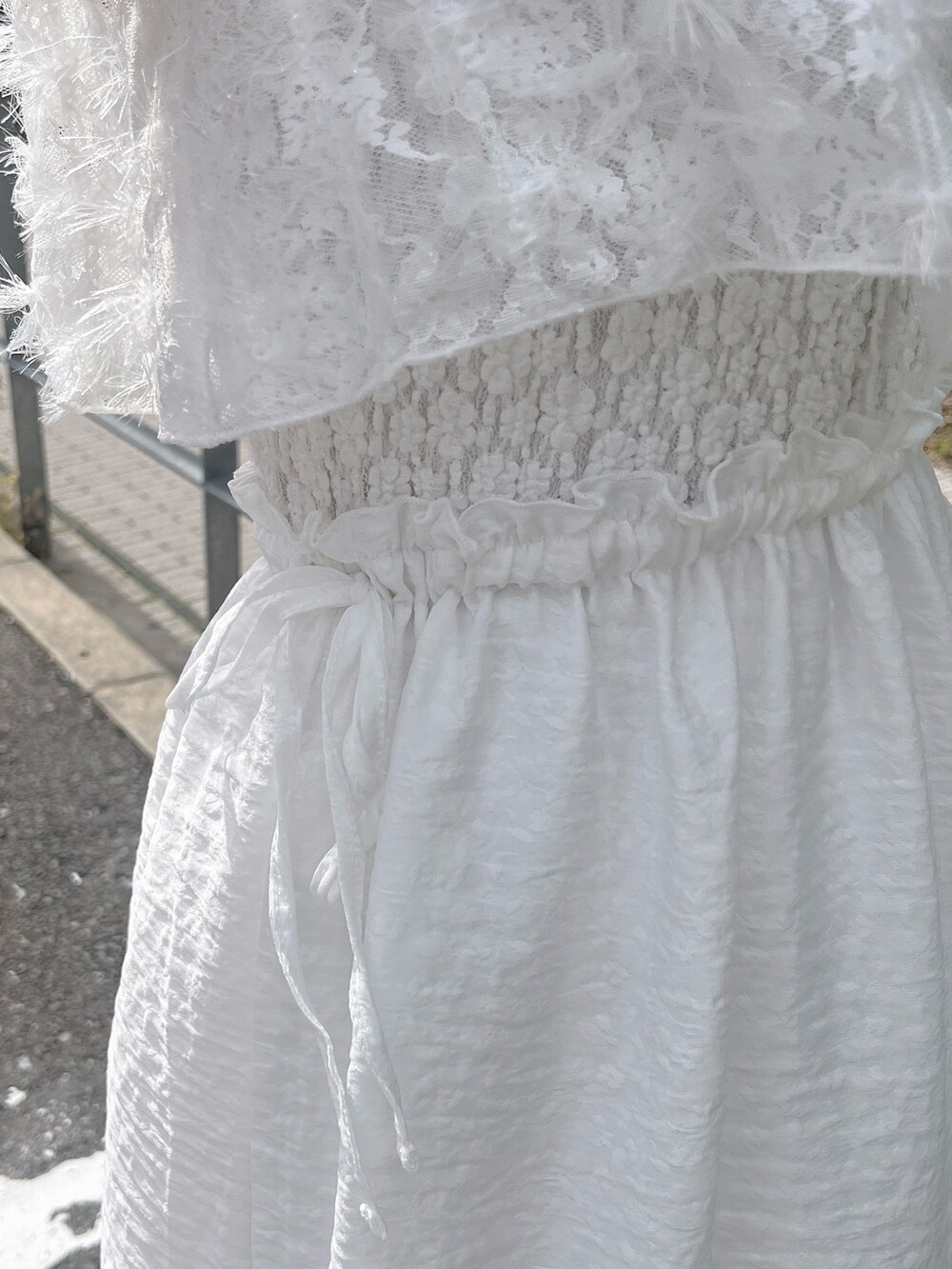 ホワイト系のワンピース、ホワイト系のキャミソール、レッド系のサンダルを着用したレディースの夏コーディネートの10枚目の写真