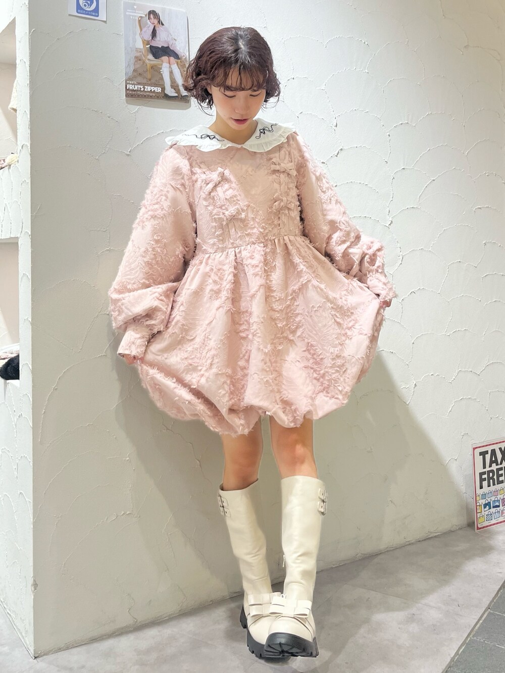 ピンク系のワンピース、ホワイト系のシャツ/ブラウス、ホワイト系のブーツを着用したレディースの秋コーディネートの2枚目の写真