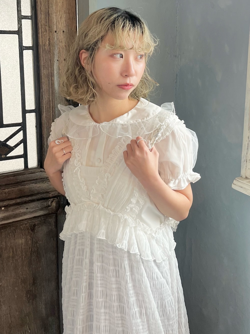 ホワイト系のワンピース、ブルー系のバックパック/リュック、ホワイト系のシャツ/ブラウスを着用したレディースの春コーディネートの6枚目の写真