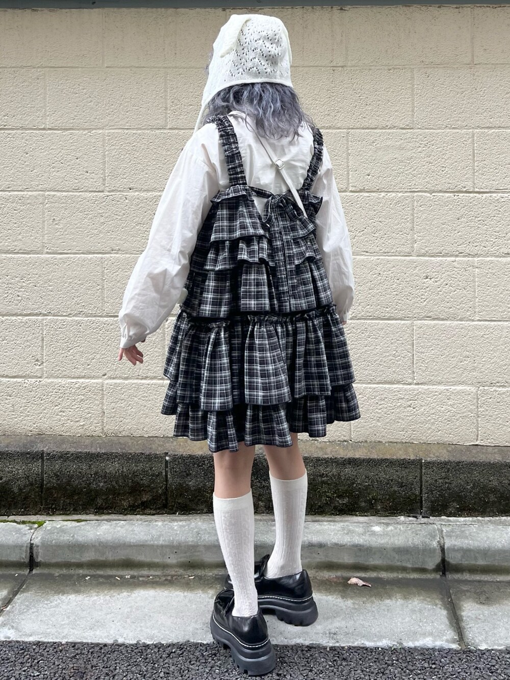 ホワイト系のシャツ/ブラウス、ブラック系のワンピース、ホワイト系のショルダーバッグを着用したレディースの秋コーディネートの4枚目の写真